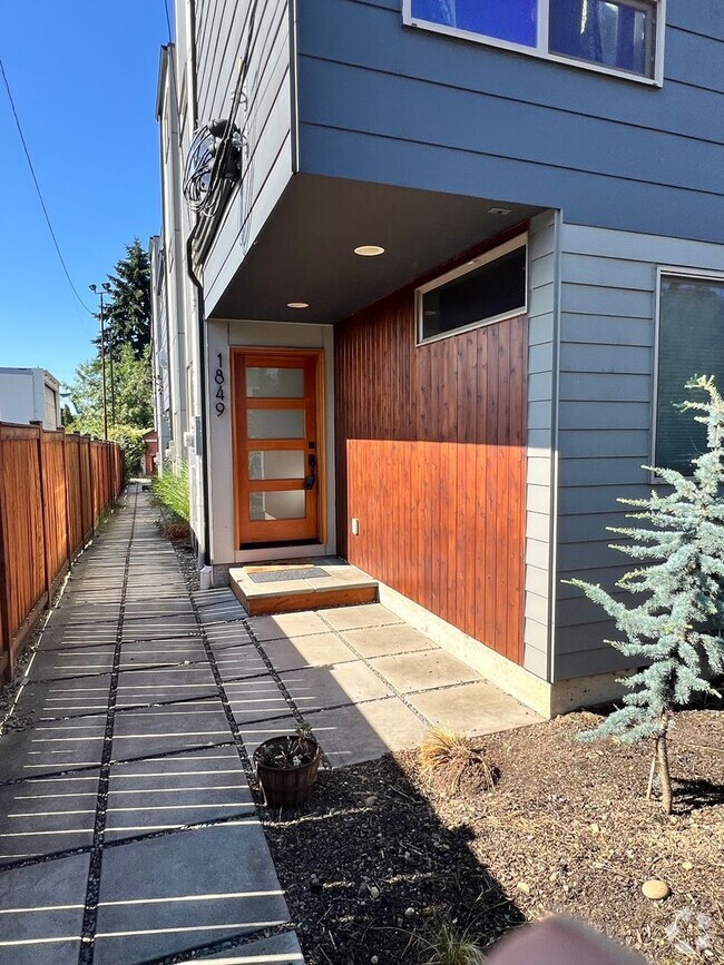 Building Photo - Judkins Townhome