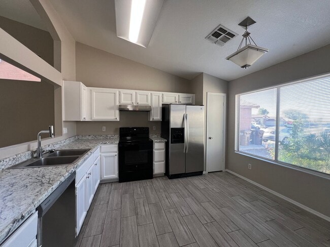 Photo - Convenient location-Close to Luke AFB, the 303, the 101 and Sun City!