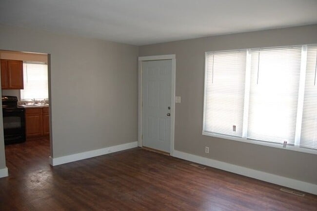 Building Photo - 2 BR Duplex on Governor Street Recently Remodeled!