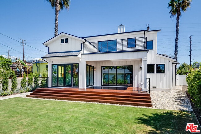 Photo - 4963 Clybourn Ave