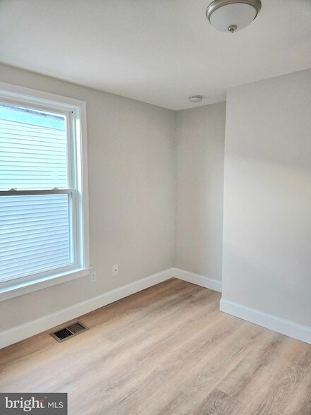 Photo - 1235 Maple St