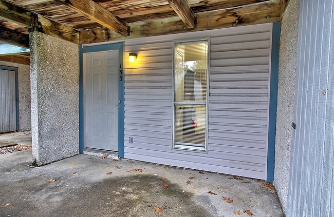 Building Photo - 910 Brett Dr