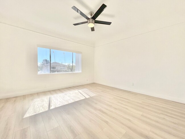 Photo - 707 W 48th St Unidad 709 1/2