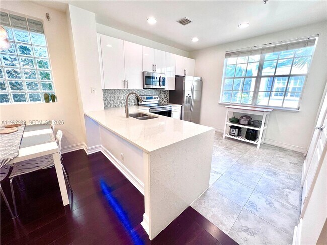 Photo - 450 NE 2nd Ave