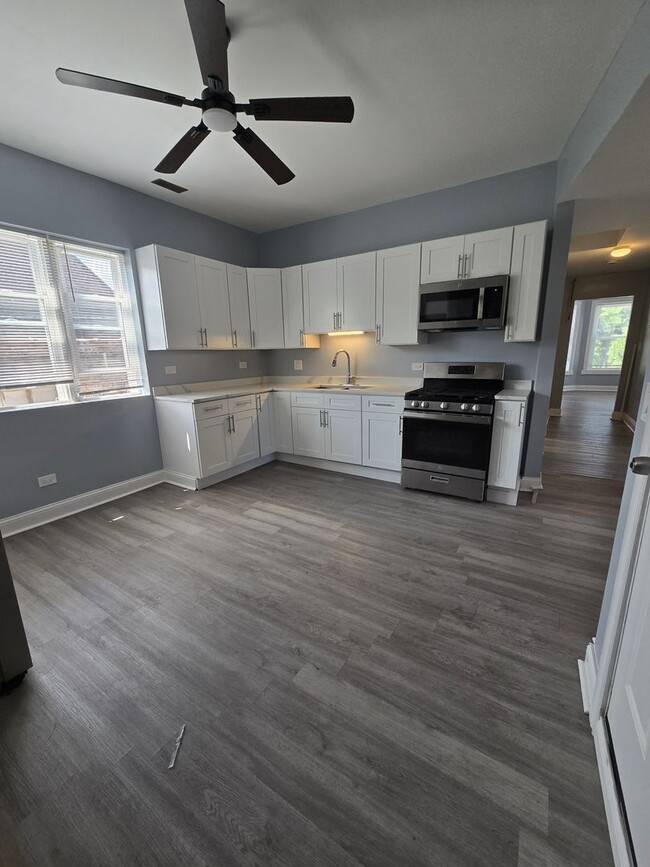 Building Photo - 1111 W 62nd St Unit 2