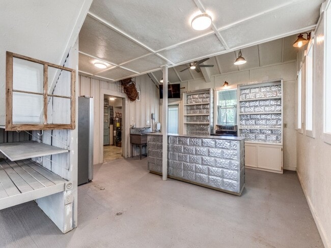 Photo - 1005 Center Cir