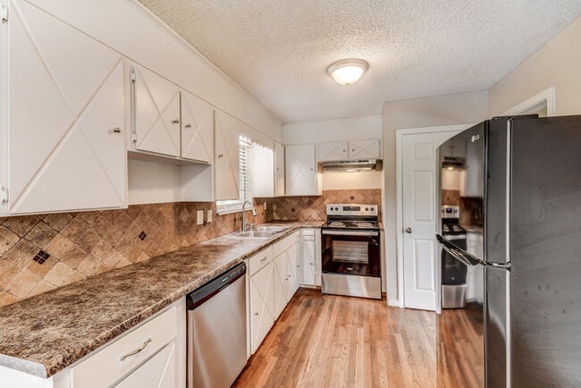 Photo - 940 Longview Cir