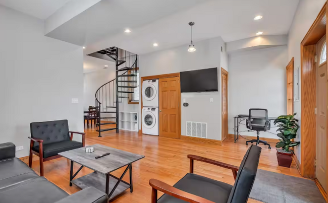 Living Room/laundry area - 1353 S California Ave Apartamentos Unidad 2R