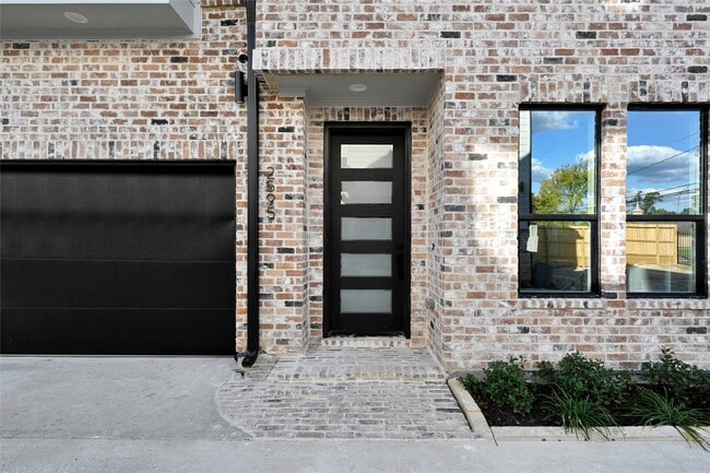 Photo - 2595 Paul Quinn St