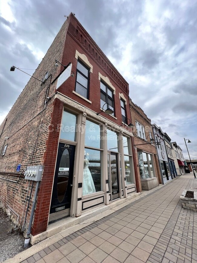 Building Photo - 220 Main St Unit 2r