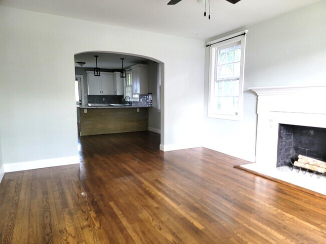 Photo - 715 E 35th St House