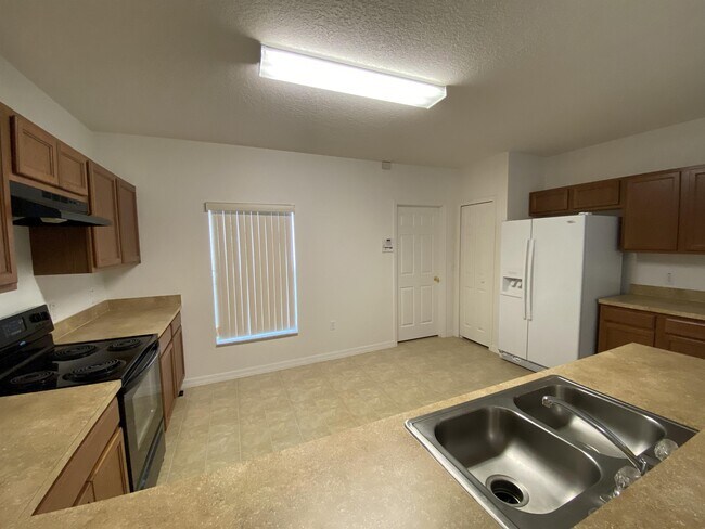 Photo - 1020 Fraser Pl
