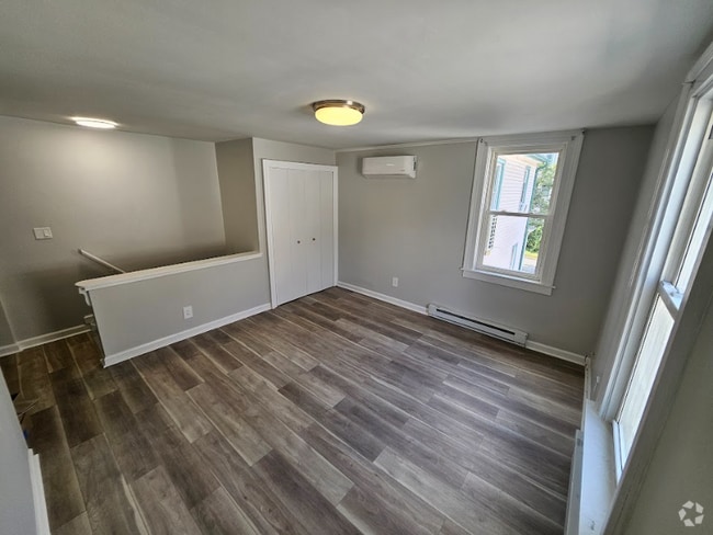 Building Photo - 142 Washington St Rental