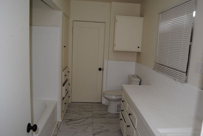Photo - 408 Oildale Dr