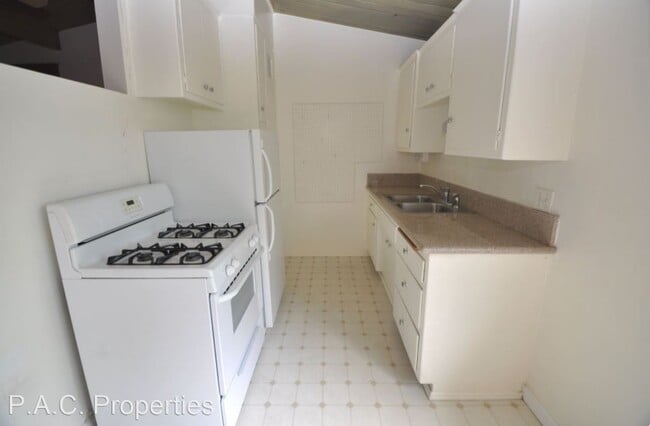 121 W Arrellaga St - 121 W Arrellaga St Apartments