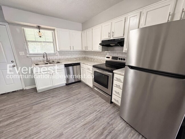 Photo - 1800 Labette Manor Dr