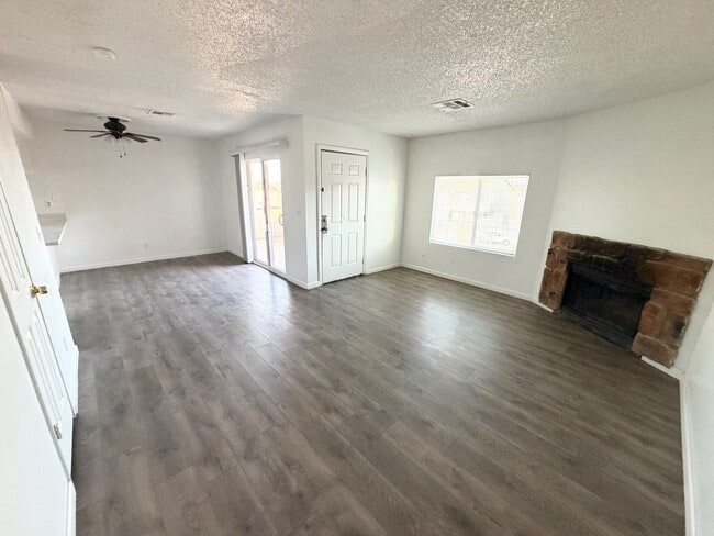 2 bedroom, 2 bath near Nellis AFB! - 2 bedroom, 2 bath near Nellis AFB! Unidad Hopkins 6953 D