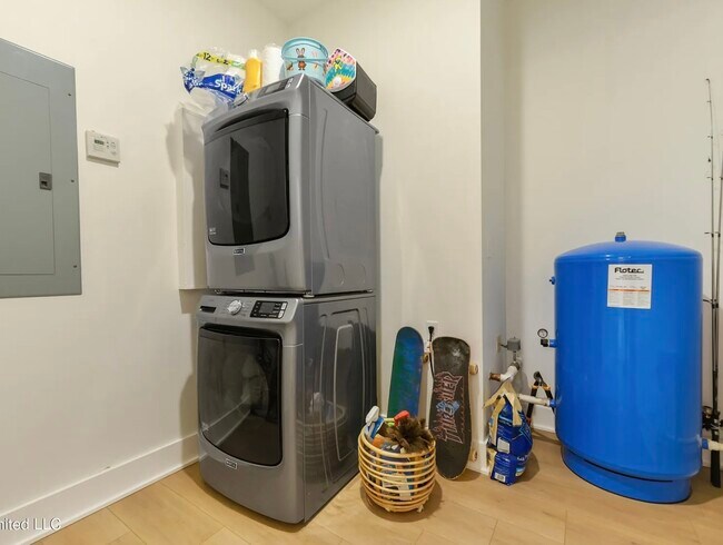 Photo - 218 Front St