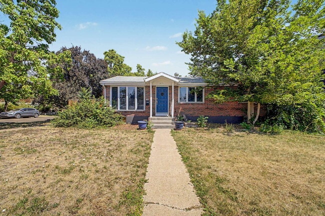 Building Photo - "Charming 3-Bed Townhouse in Denver's Heart – Spacious 1350 Sq Ft Living!"