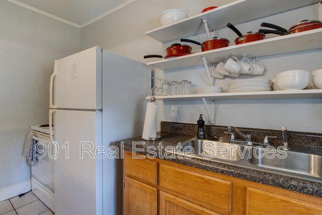 Photo - 1954 Manila Ave