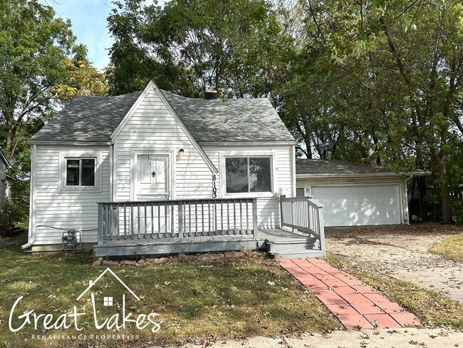 Building Photo - Charming 3 Bedroom 1 Bathroom now availabl... Rental