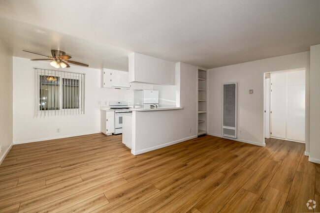 1BR, 1BA - 720SF - Living Room - Woodlake