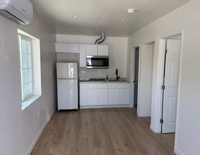 Photo - 19339 Vanowen St