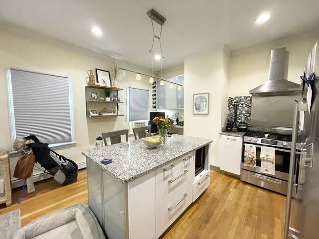 Photo - 174 Bolton St Unit 2