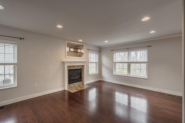 Photo - 324 Stratford Ln