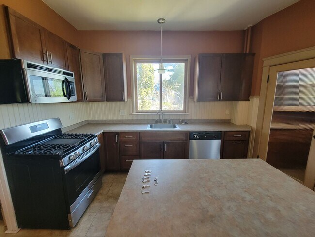 Photo - 624 E 6th St Unit Main House