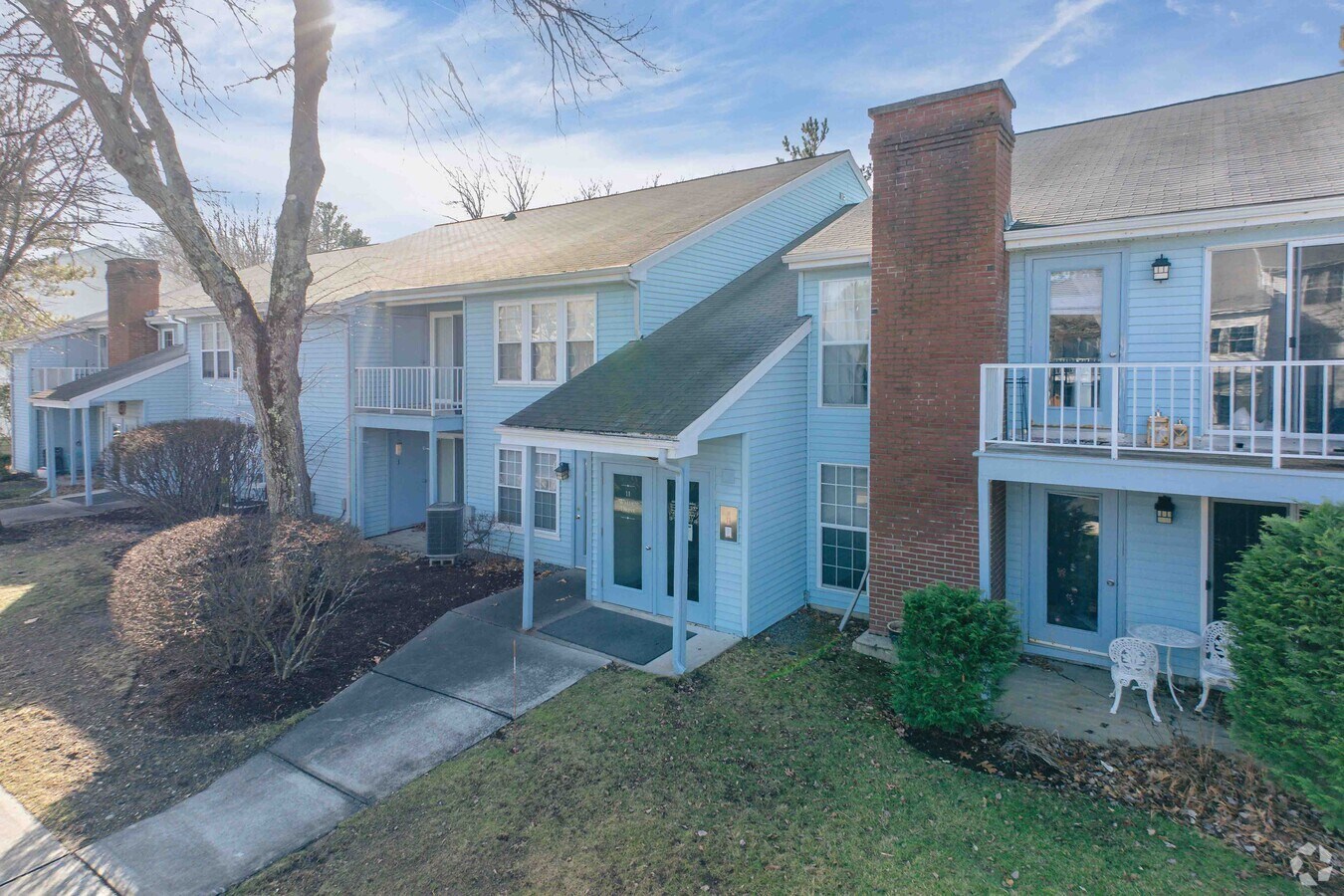 Entrada del edificio - Deerfield Forest Condominium