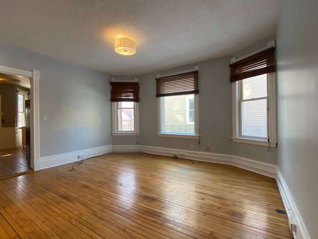 Photo - WE HAVE A CUTE & CLASSY RENTAL ON 16TH! Unit #1 (LL)