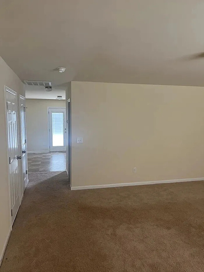 Photo - 4 Bedrooms 2.5 Bathrooms