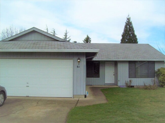 Building Photo - 811 NE Thomas Ct Rental