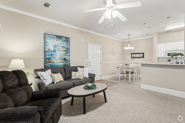 1BR, 1BA - 733SF - Living Room