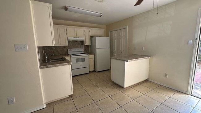 Photo - 7 Doctor's Dr