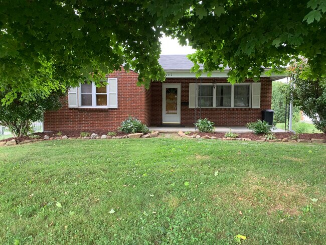 Front of house. (All pictures taken in 2021) - 137 Keller Ln House