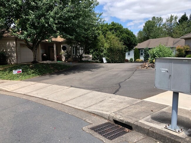 Photo - Beautiful Three Bedroom Duplex in South Salem Unidad 1990