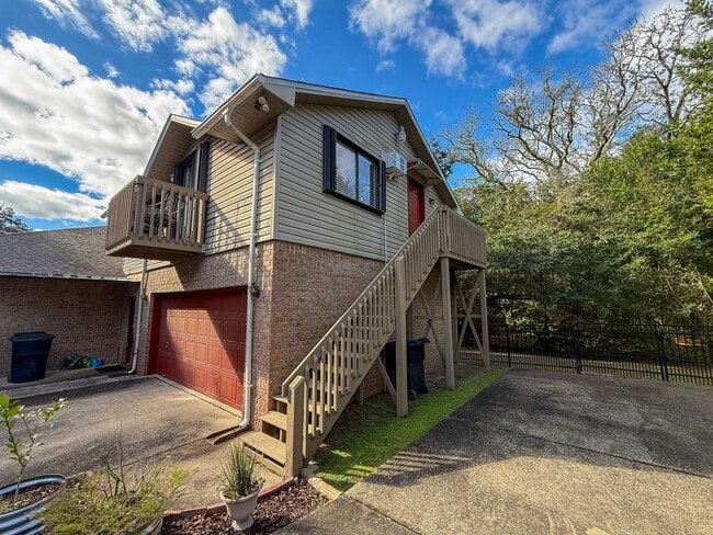 Building Photo - 1 Bedroom 1 Bath Furnished Garage Apartment - ALL UTILITIES INCLUDED!