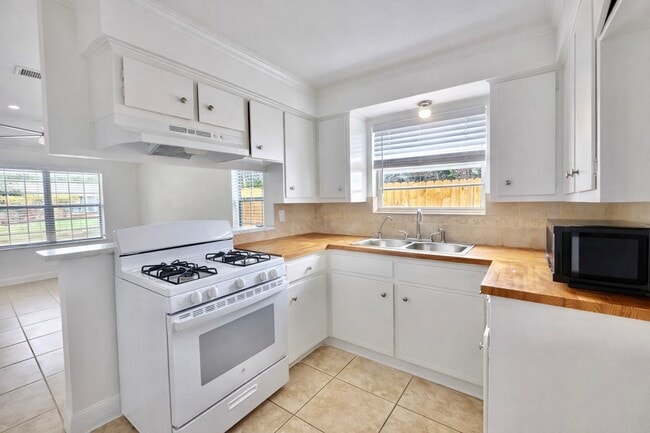 Photo - 3 BED 1.5 BATH NEW MANAGEMENT!!!