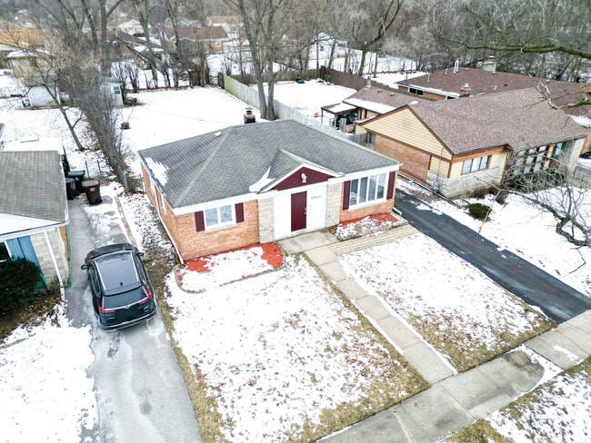 Building Photo - 17649 Dundee Ave