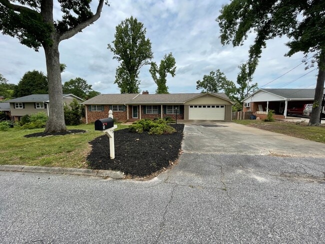 Photo - 4 Bedroom 2.5 Ranch Located Near Wade Hampton Boulevard!!