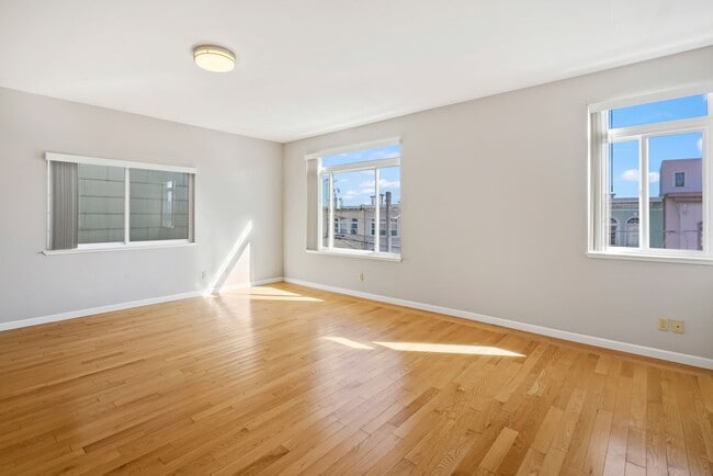 Photo - 3bed/2bath Top-Floor Flat w/ Modern SF Charm - Pet(s) Welcome