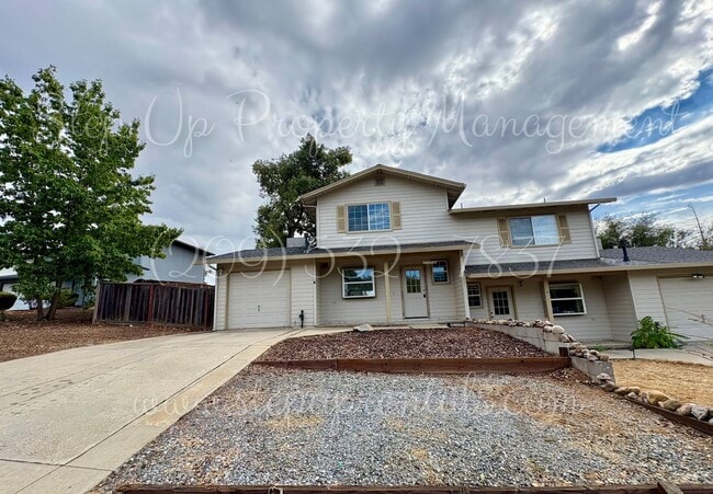 Building Photo - Splendid 2 Bedroom 1.5 Bath Townhouse Near...