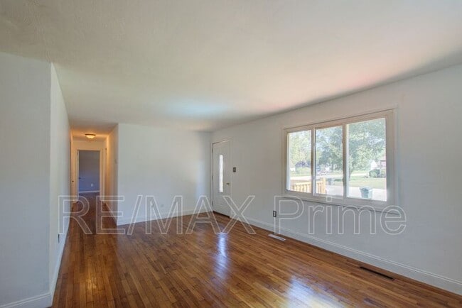 Photo - 321 Patrician Dr