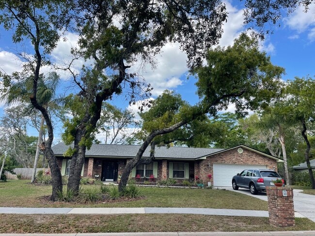 Photo - 305 Sweetwater Creek Dr W