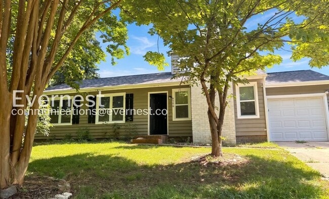 Building Photo - 3 Bed, 2 Bath Home with Fenced Backyard and Attached Garage / Available Soon!