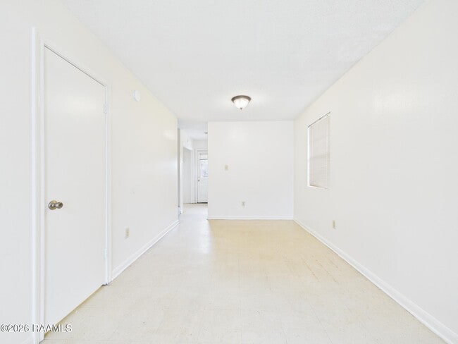 Photo - 104 Country Ln