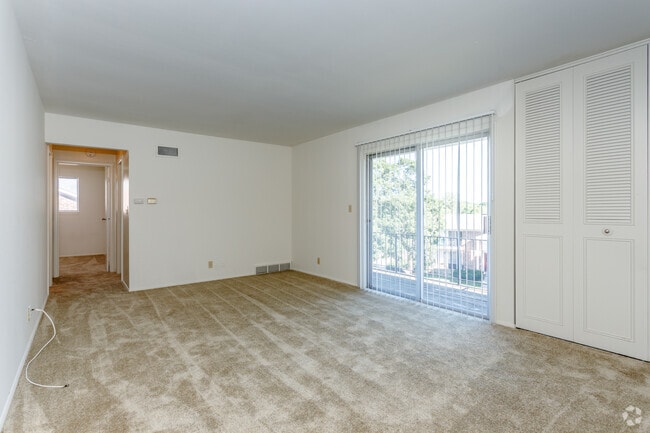 2BR, 1BA - 925 SF