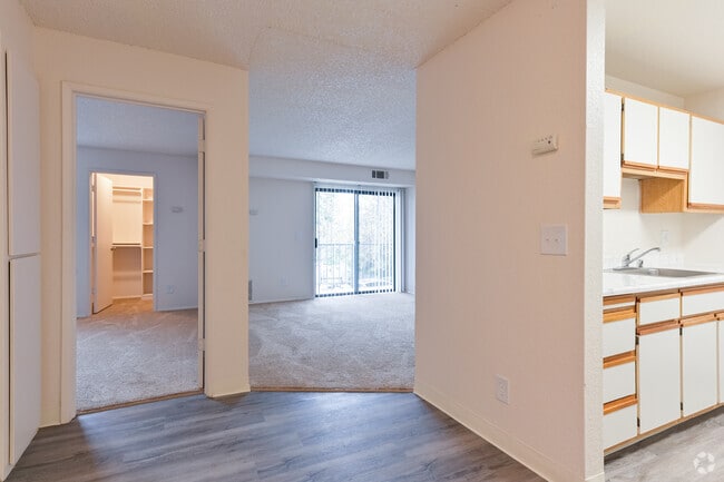 2BR, 2BA - 956SF - Dining Room